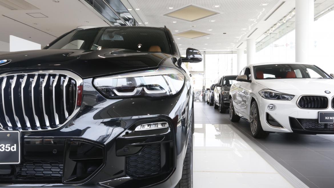 BMW新車を最大6台展示可能